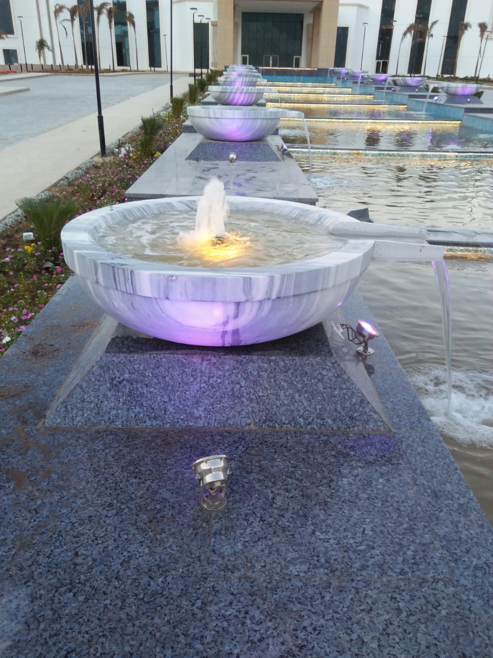 شلال جداري بإضاءة مخفية